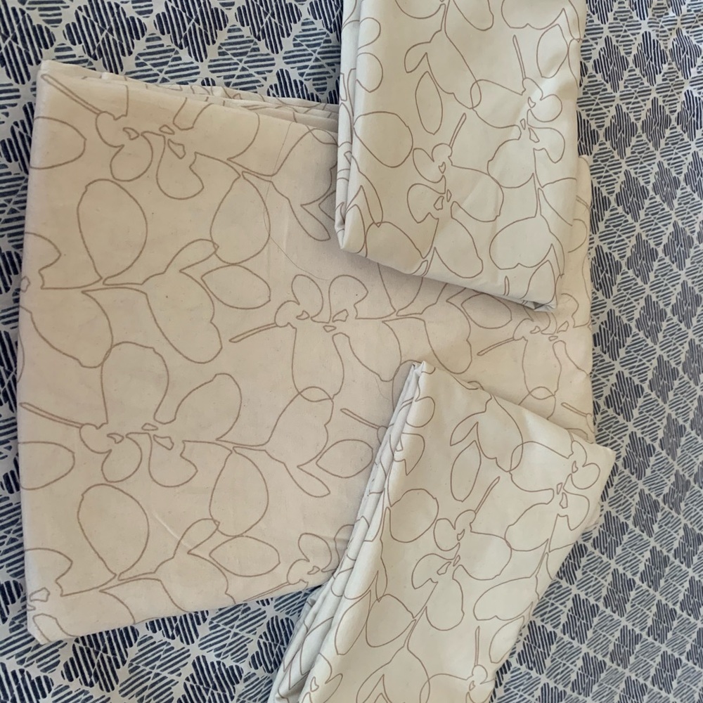 White Bed Sheet with 2 pillow cases Queen